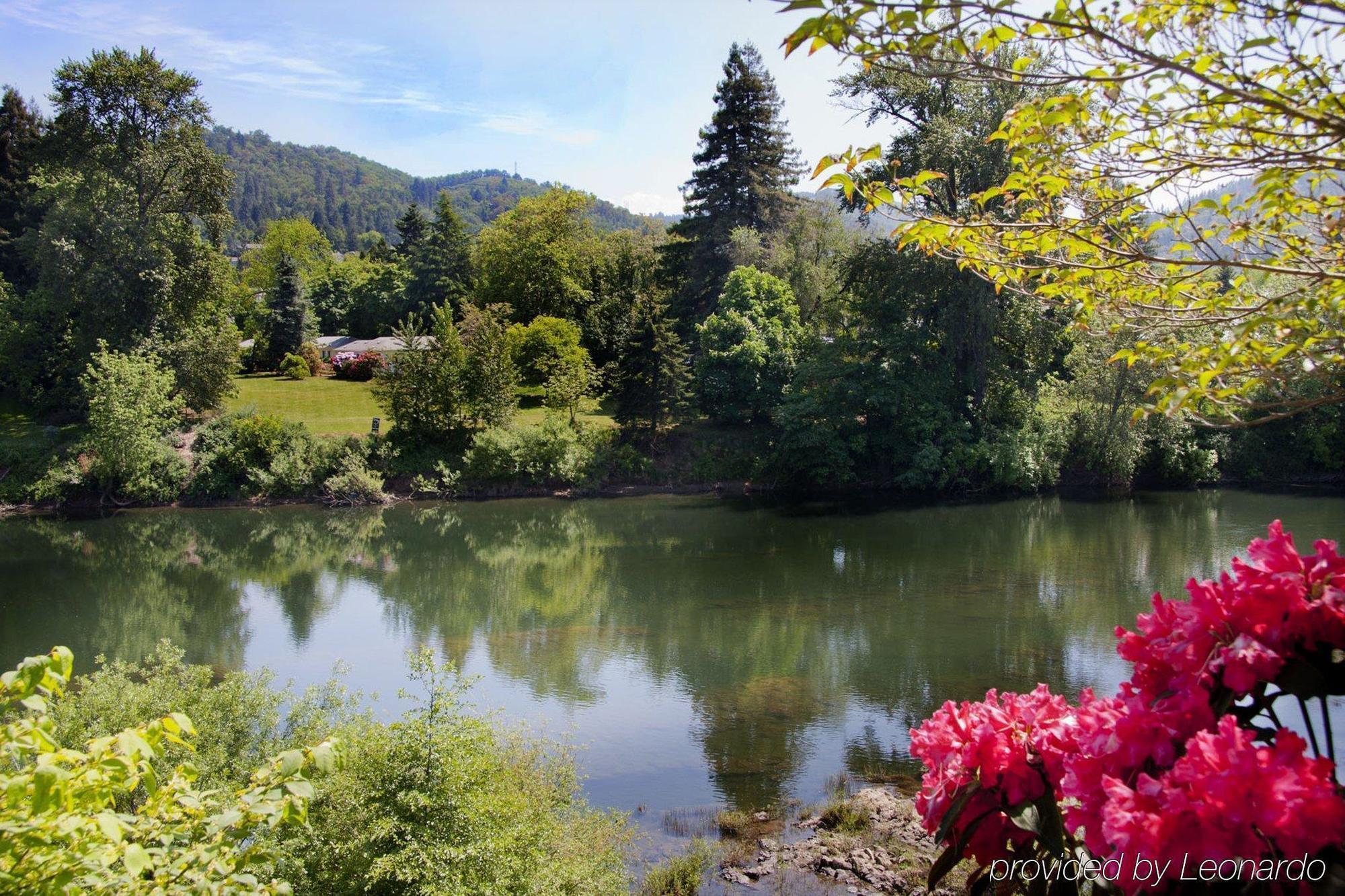 Holiday Inn Express Roseburg By Ihg Exterior photo